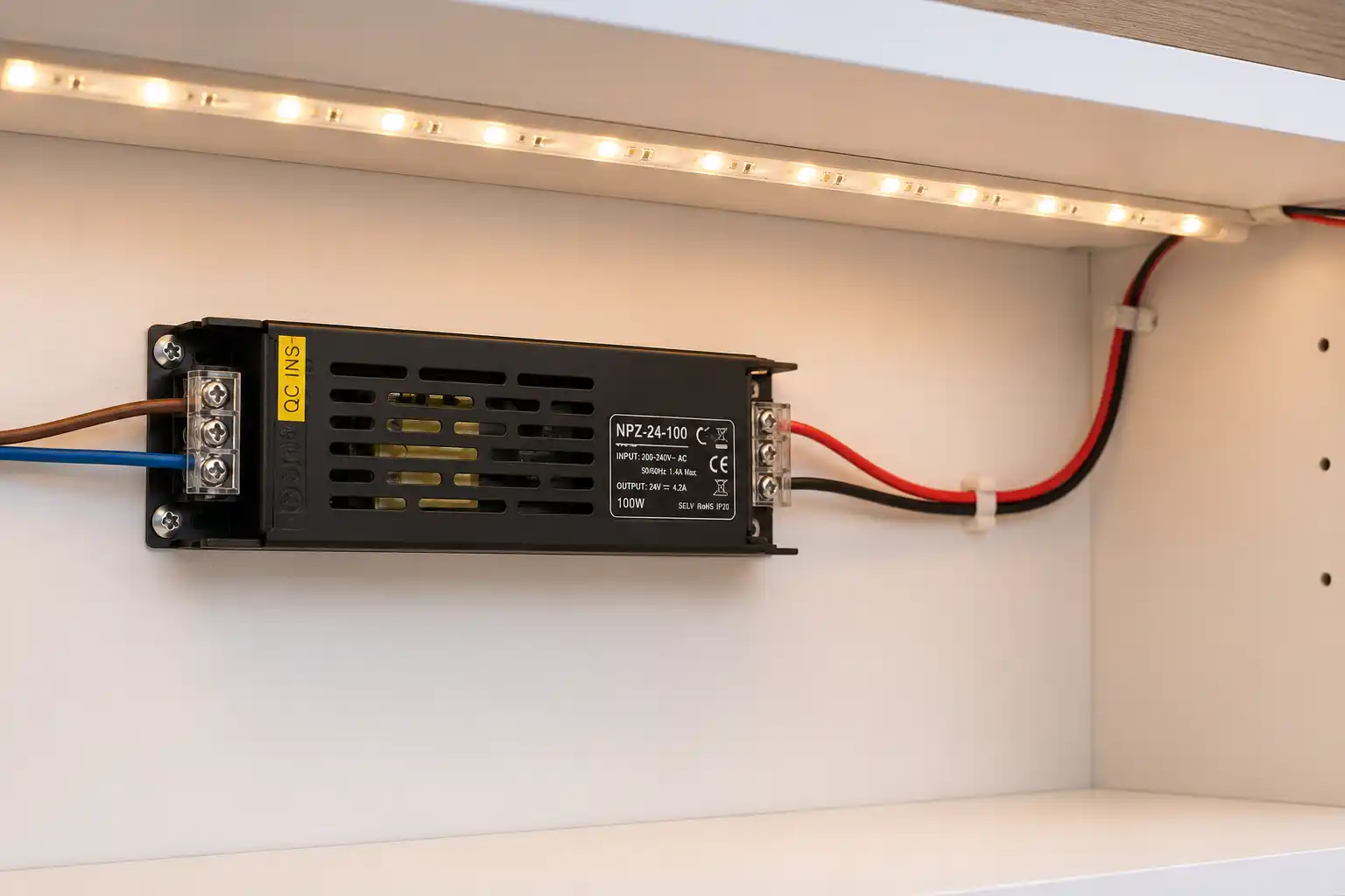 Výkon, účinnost a doporučené zatížení LED napájecího zdroje 24V 100W IP20 vnitřní